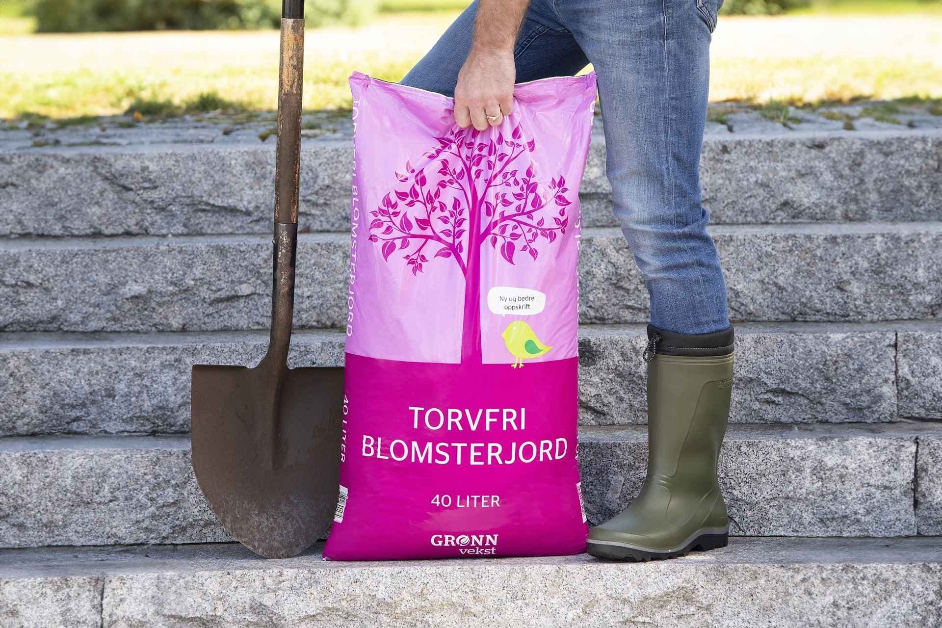 Torvfri blomsterjord i sekk på pall. Foto. 